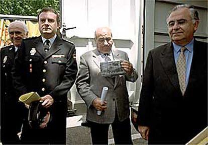 El director general de Policía, Juan Cotino (derecha), con el delegado del Gobierno en Madrid, Francisco Javier Ansuátegui, y otros mandos policiales.