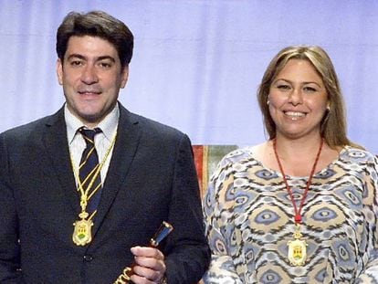 El alcalde de Alcorcón con la edil que ha dimitido, Silvia Cruz.