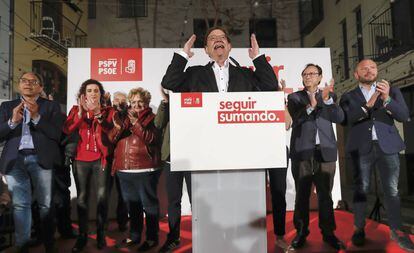 El líder de los socialistas valencianos Ximo Puig en la sede electoral anoche dirigiéndose a la militancia que celebró los resultados. 