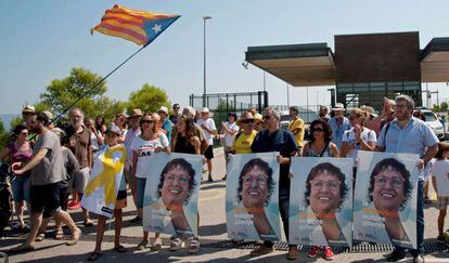  Un grupo de independentistas se manifiesta en apoyo a los políticos catalanes en prisión preventiva este miércoles frente a la prisión de Puig de les Basses.