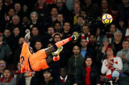 Sadio Mané hace una espectacular chilena en el partido entre Arsenal y Liverpool del pasado 22 de diciembre.