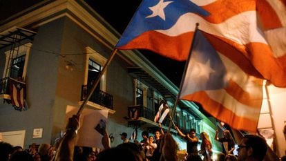 Manifestantes protestan contra de Roselló, en San Juan.