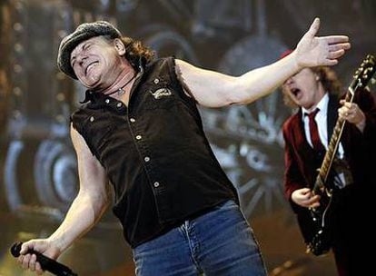 El cantante de AC/DC, Brian Johnson, y el guitarrista Angus Young, ayer en el Palacio de Deportes.