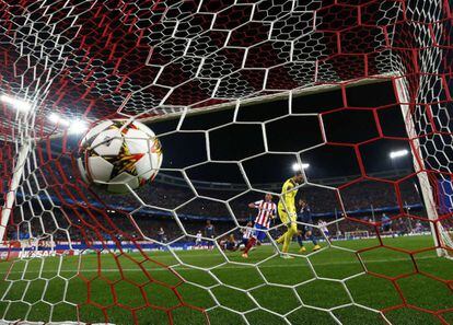 Mario Mandzukic anota su segundo gol contra el Olympiacos.