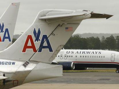 Un avi&oacute;n de American Airlines y potro de US Airwas en el aeropuerto de Virginia.