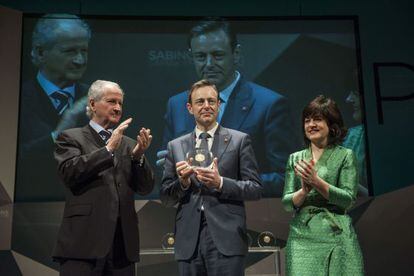 El político flamenco Bart de Wever, en el centro, recibe el premio Sabino Arana flanqueado por Juan María Atutxa e Iruene Zuluaga.
