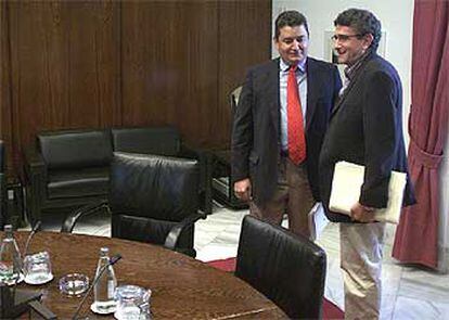 Antonio Sanz (a la izquierda) y Luis Pizarro, ayer, antes de la firma del acuerdo.