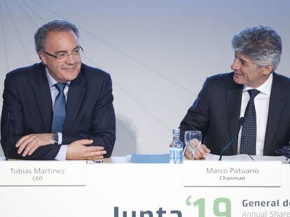 El consejero delegado de Cellnex, Marco Patuano, a la derecha, junto a su predecesor en el cargo, Tobías Martínez.