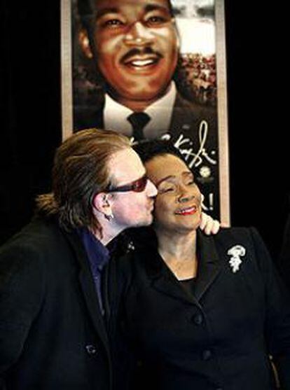 En la imagen, el cantante irlandés besa cariñosamente a la viuda de Martin Luther King, Coretta King.