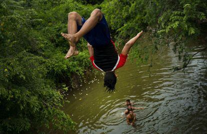 Un joven se tira al río Mayarí desde lo alto de un puente donde Fidel Castro creció.