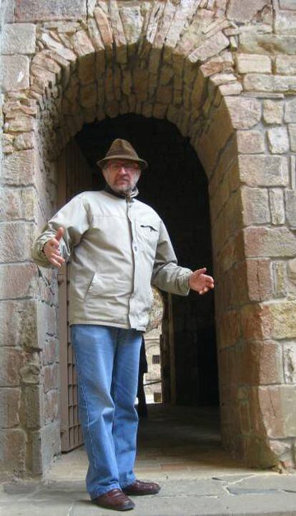 Daniel Samper, en el santuario de San Juan de la Peña, en Aragón.