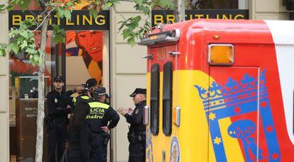 Polic&iacute;as delante de la tienda de Breitling en la calle de Serrano.