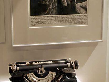 La máquina de escribir de Jack Kerouac, en una exposición en  Lowell (EE UU). Detrás, una imagen del escritor.