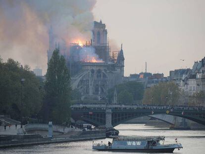 Incendio en la catedral de Notre Dame de París, este lunes.