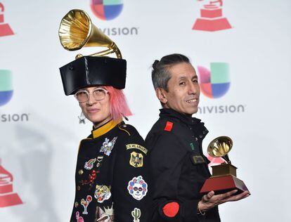 La banda de rock Aterciopelados posa en la sala de prensa durante la ceremonia número 19 de los Grammy Latinos, celebrada en Las Vegas.