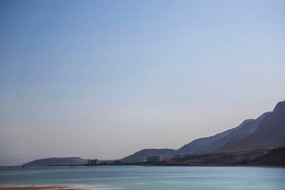 Vista de Ein Bokek, zona hotelera y vacacional de Israel a orillas del mar Muerto, a unos 400 metros bajo el nivel del mar. 