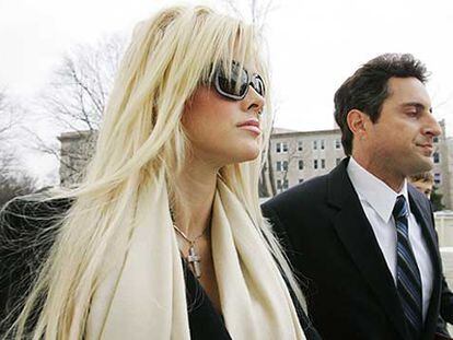 Anna Nicole Smith, junto al abogado Howard K. Stern, a la salida del Tribunal Supremo.