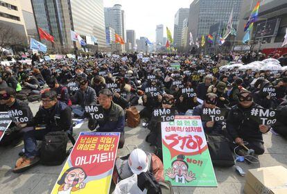 Miles de participantes acuden a una manifestación con motivo del Día Internacional de la Mujer, en Seúl (Corea del Sur).