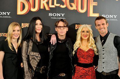 El directo de <i>Burlesque</i>, Steven Antin (en el centro) con los protagonistas de la película (de izquierda a derecha) Kristen Bell, Cher, Christina Aguilera y Cam Gigandet.