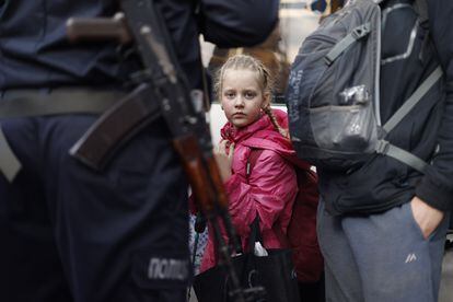 Una niña evacuada de Azovstal a su llegada a Zaporiyia, este martes. 