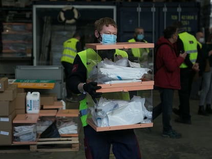 Preparación y distribución de material en Barcelona para las elecciones catalanas del 14 de febrero.