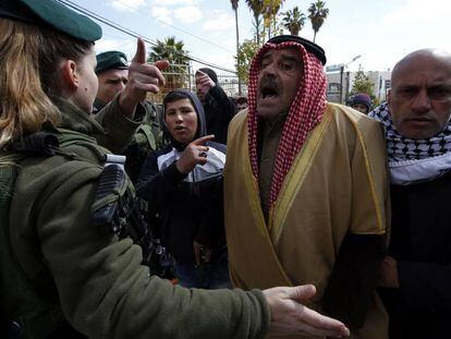 Un palestino discute con una polic&iacute;a durante una manifestaci&oacute;n en Hebr&oacute;n. 