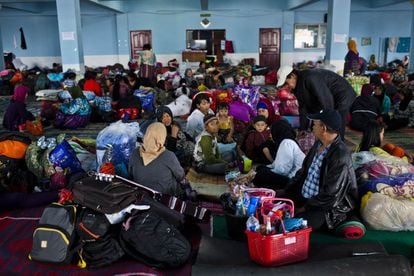 Refugiados en el centro de evacuación temporal después de otra erupción del monte Sinabung en el distrito de Karo, el 14 de noviembre de 2013 en Medan, Sumatra, Indonesia.