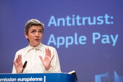 La vicepresidenta de la Comisión Europea y responsable de Competencia, Margrethe Vestager, este lunes en una rueda de prensa en Bruselas en la que se anunciaron los resultados de una investigación sobre Apple Pay, la aplicación de pagos de la compañía.