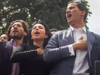 Juan Guaidó (derecha), en una concentración de opositores al Gobierno de Maduro.