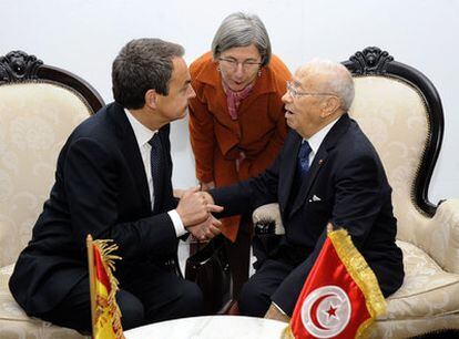El recién nombrado primer ministro tunecino, Beji Caid Sebsi, con Zapatero en Túnez.