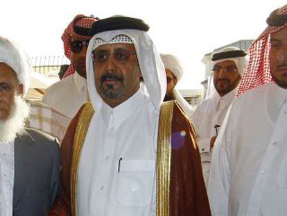 Un representante del Gobierno qatarí inaugura la oficina talibán en Doha el martes.