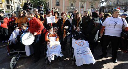 Familiares, empleados y usuarios de los centros de discapacitados a los que la Generalitat no paga. 