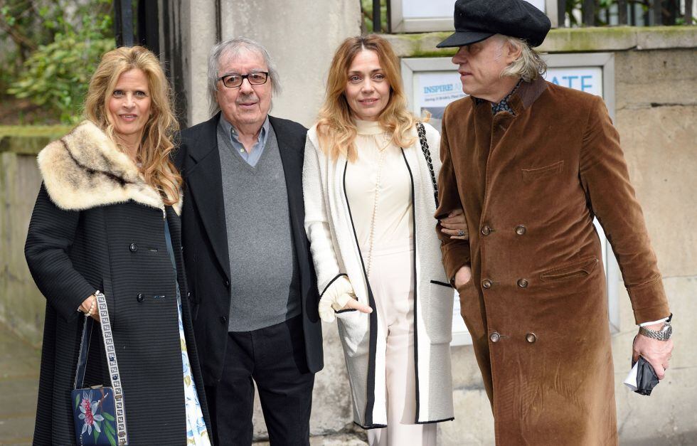 Suzanne Wyman, Bill Wyman, Jeanne Marine y Bob Geldof, el pasado sábado en la boda de Murdoch.