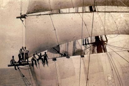Marineros de Marstal, en la arboladura del velero danés <i>Claudia</i> en 1931.