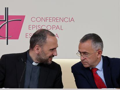 José Gabriel Vera, jefe de prensa de la Conferencia Episcopal (a la izquierda), y Fernando Gimenez Barriocanal, vicesecretario para asuntos económicos de la organización (a la derecha), en la presentación de los datos del IRPF del año 2020.