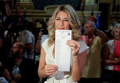 Spain's left-wing Sumar leader Yolanda Diaz shows a ballot as she votes for the general snap election, in Madrid, Spain, July 23, 2023. REUTERS/Vincent West