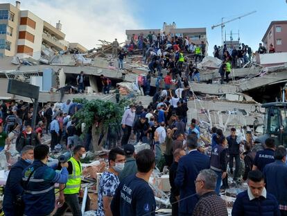 Varias personas intentan rescatar supervivientes tras un terremoto en la ciudad turca de Izmir, el 30 de octubre de 2020.