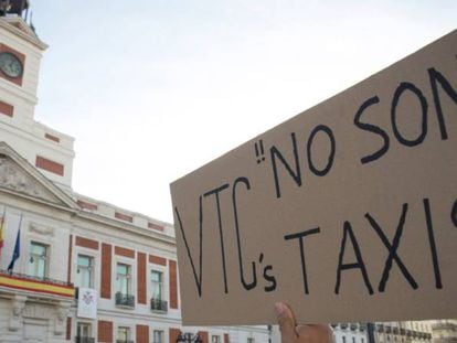 Un momento de la concentración de taxistas madrileños en la Puerta del Sol.
