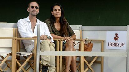 El actor Joseph Fiennes y su esposa, María Dolores Diéguez, en la Legends Cup, en Mallorca.