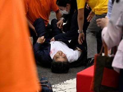 El ex primer ministro japonés Shinzo Abe yacía en la calle tras recibir dos disparos por la espalda durante un mitin, este viernes en la ciudad nipona de Nara.