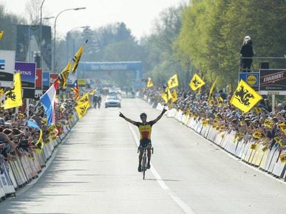 Gilbert celebra su victoria unos metros antes de cruzar la meta del Tour de Flandes.