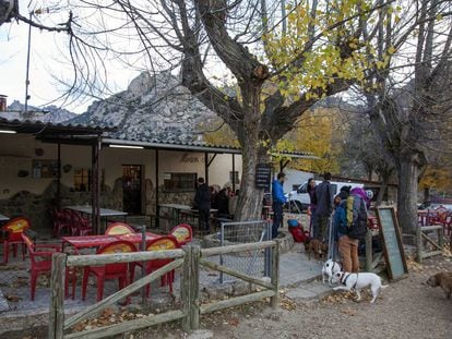 Varios excursionistas, ayer en uno de los quioscos de Cantocochino, en La Pedriza.