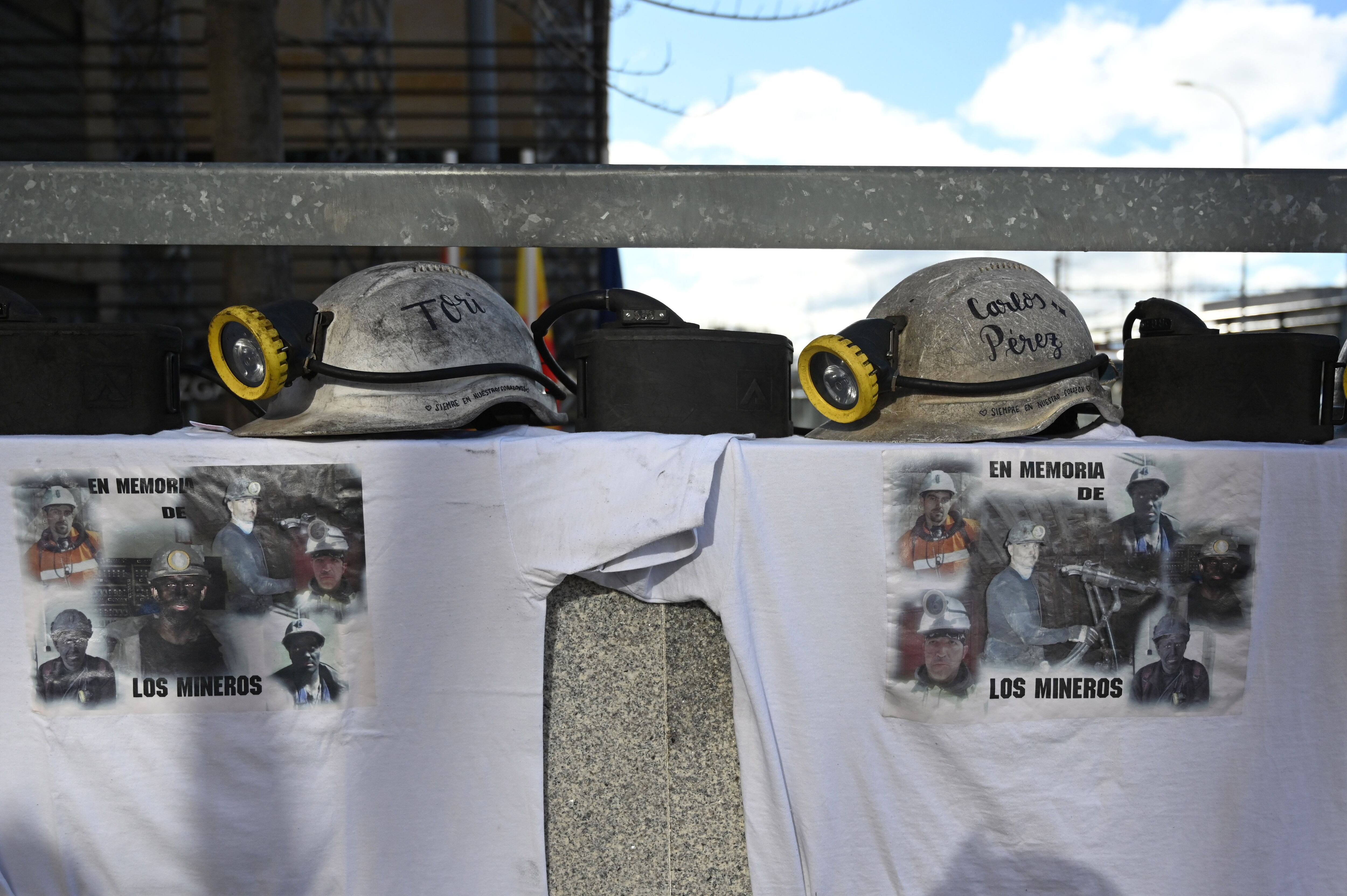 Camisetas con la imagen de los mineros fallecidos en el pozo Emilio del Valle, el pasado 8 de febrero frente a los juzgados de León.