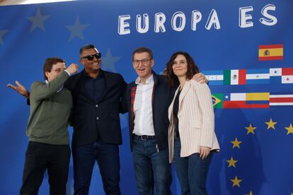 El presidente del PP, Alberto Núñez Feijóo (2d), la presidenta madrileña, Isabel Díaz Ayuso, y el alcalde de Madrid, José Luis Martínez-Almeida (i), junto al cantante dominicano Henry Méndez (2i), este sábado durante el acto del PP en Madrid con los hispanos residentes en España, bajo el lema Europa es hispana.