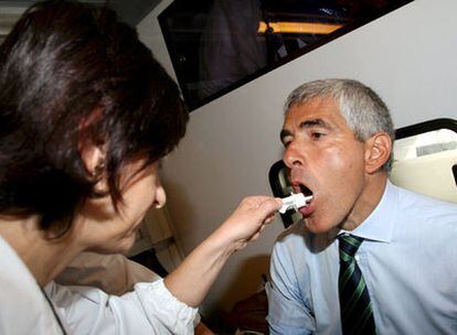 Una enfermera toma una muestra de saliva de un diputado para efectuar el test antidroga.