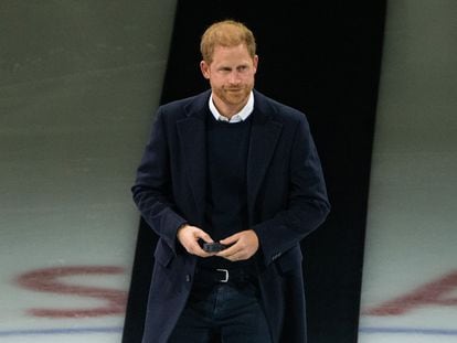 El príncipe Enrique, en un partido de hockey sobre hielo en Vancouver, el 20 de noviembre de 2023.