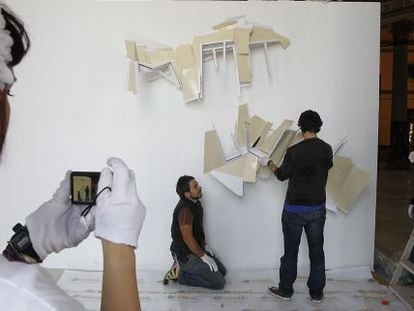 El artista sevillano Rodrigo Mart&iacute;n Freire, de espaldas, con su obra.