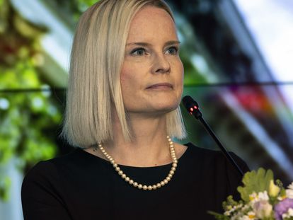 Riikka Purra, la vice primera ministra de Finlandia y líder del partido ultraderechista, Verdaderos Finlandeses, en una conferencia de prensa en Helsinki, el pasado 20 de junio.