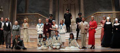 El elenco de 'Sonrisas y lágrimas', en un pase en el Palacio Euskalduna.