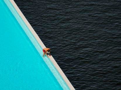 Un hombre en una piscina colocada dentro del río Spree, en Berlín, el 17 de junio de 2022.